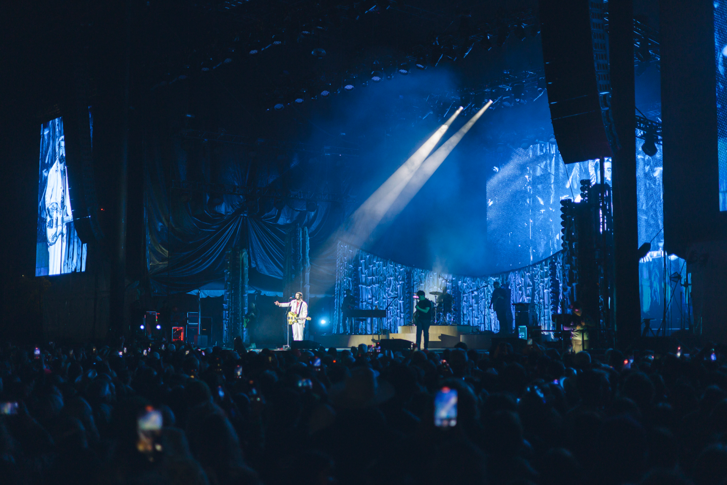 Noah Kahan Redwest 2025 blue tones